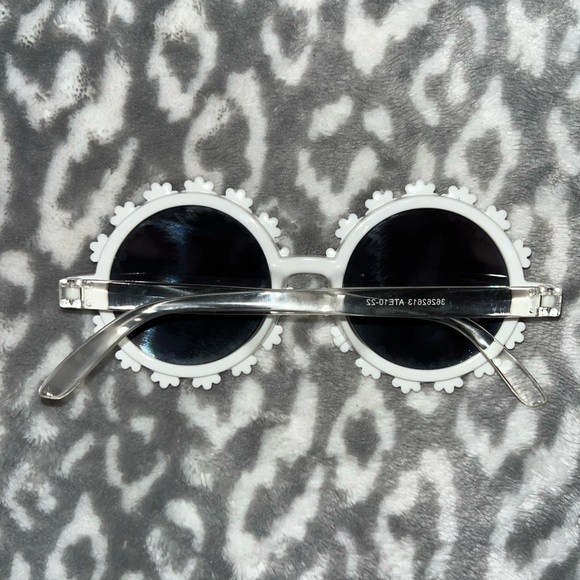 GIRL’S DAISY GLASSES W/DAISY CASE - Picture 3 of 4